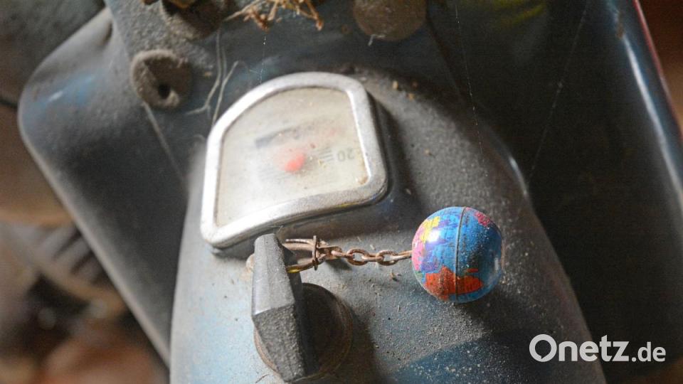 Je älter, desto besser – Simon Seitz hat ein Faible für Oldtimer-Mopeds. Bild: Gabi Schönberger