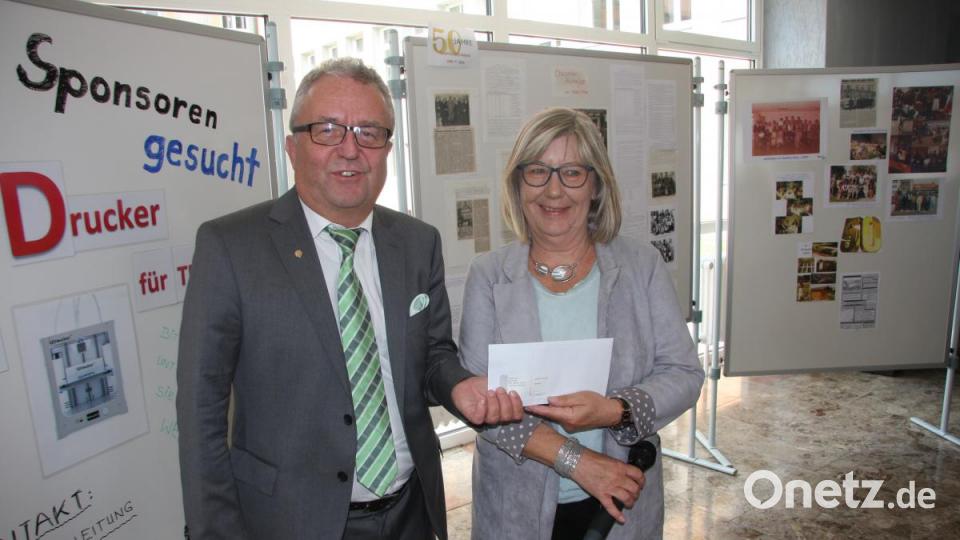 Für jedes Schuljahrzehnt hatte Bürgermeister Toni Dutz (links) 10 Euro in ein Kuvert stecken lassen, um so 500 Euro an Schulleiterin Andrea Schiml (rechts) übergeben zu können. Bild: wro