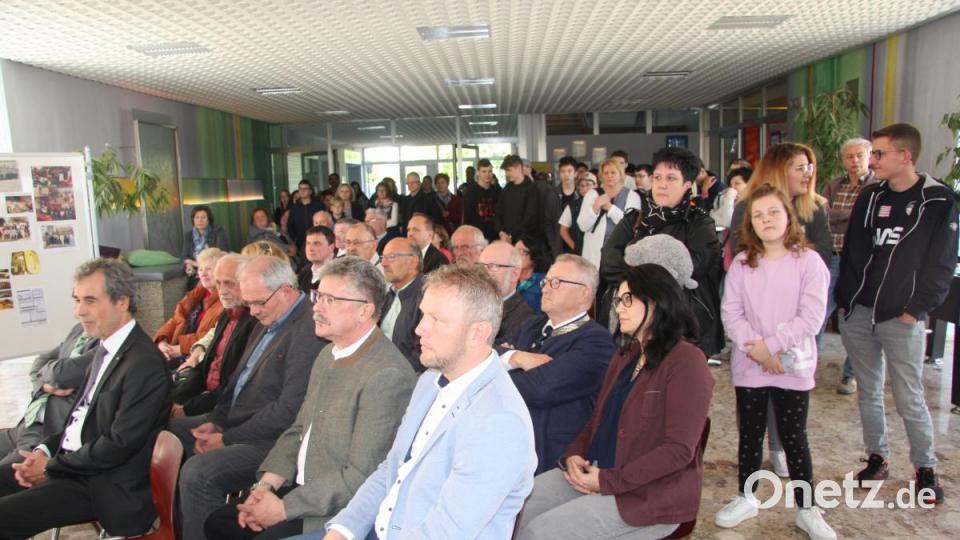 Zahlreiche Gäste begleiteten den Festakt in der Aula der Mittelschule. Bild: wro