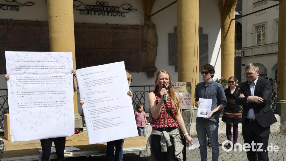 Aziza Ernst mit den zentralen Forderungen. Bild: Petra Hartl