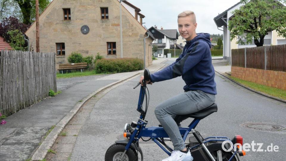 Kurios: Dieses kleine Moped mit dem Namen Di Blasi passt zusammengeklappt sogar in einen Koffer. Bild: Gabi Schönberger