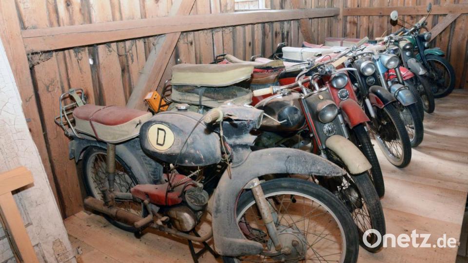 Das sind die Schmuckstücke in Simon Seitz’ Sammlung – darunter eine NSU Quickly TT/K aus dem Jahr 1961 (vorne im Bild). Sie ist der Nachfolger der NSU Quickly von 1955 (Bild oben) – eine große Veränderung. Bild: Gabi Schönberger