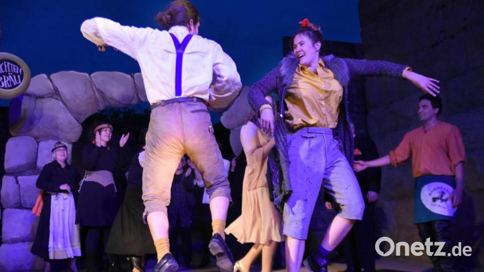 Susi Kohlhiesel (Sophia Scherm) und Toni (David Endress) bringen Pep in die Handlung. Bild: Tobias Schwarzmeier