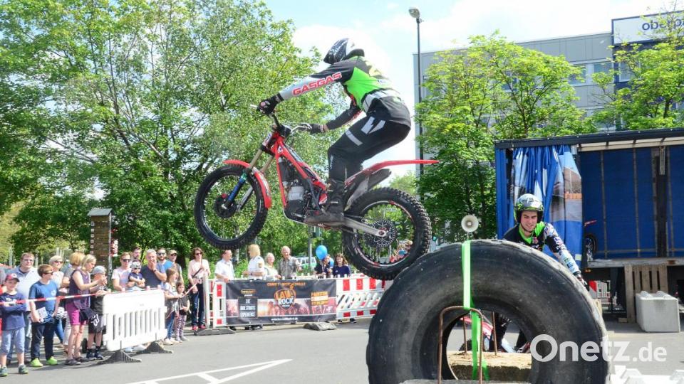 Stündlich nahmen die Motorrad-Trial-Fahrer Hindernisse. Bild: Kunz