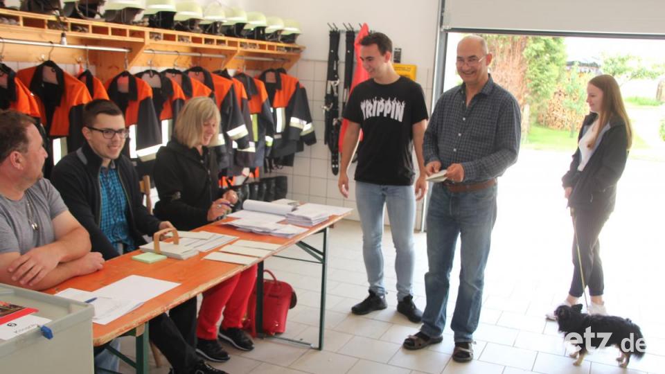 Der Hund durfte bei der Stimmabgabe nicht fehlen. Wahlleiter Elmar Brandl (links) und sein Team hatten ihr Wahllokal im Feuerwehrgerätehaus in Kondrau. Bild: kro