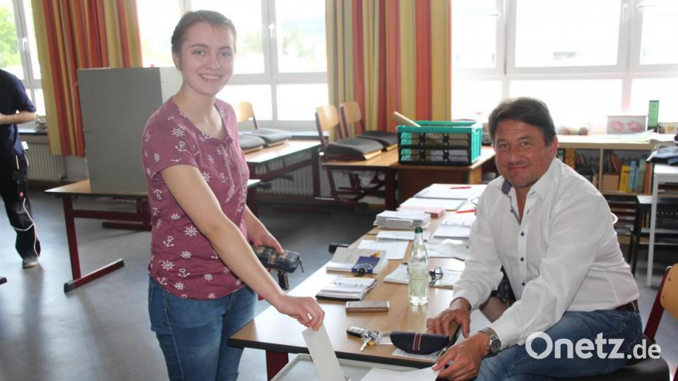 Die 19-jährige Angela Tretter aus Masch gab ihre Stimme am Sonntagnachmittag in Waldershof ab. Bild: kro