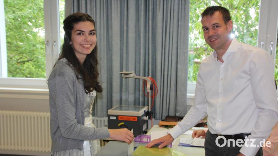Jung und fesch: Die 18-jährige Erstwählerin Franka Andritzky kam im Festdamenkleid zur Stimmabgabe. Rechts Wahlvorsteher Andreas Malzer. Bild: kro