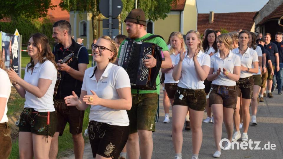 Die Festdamen waren gut drauf.Schon beim Abholen des Schirmherrn herrschte eine tolle Stimmung. Bild: bnr