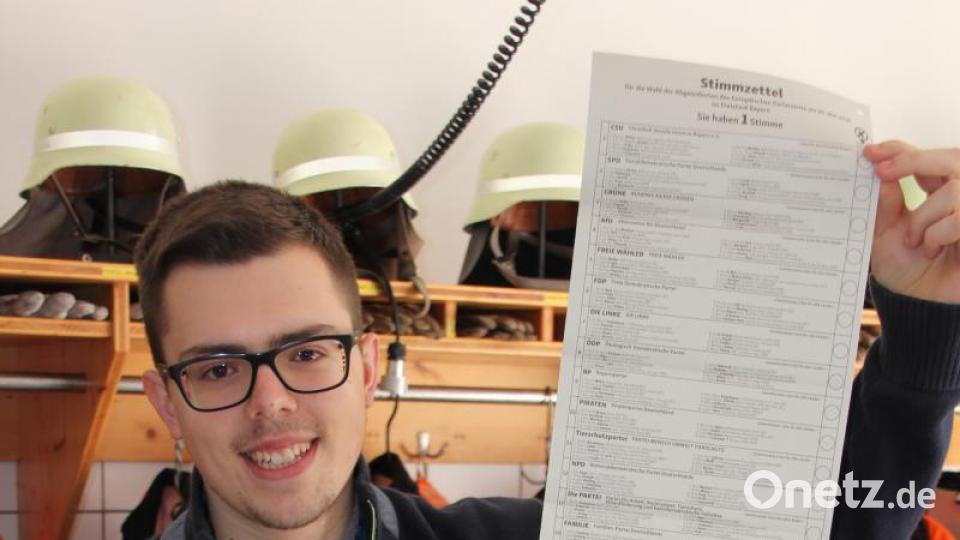 Tobias Wedlich präsentiert den 96 Zentimeter langen Wahlzettel. Bild: kro