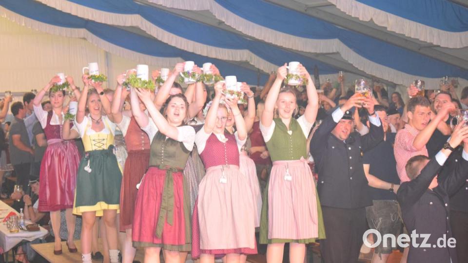 Die Pamsendorfer Festdamen machten richtig Stimmung. Ständig heizten sie den Gästen ein. Bild: bnr