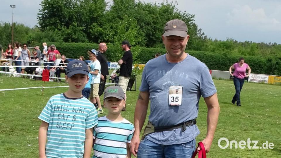 Die drei Jungs der Familie Scharf aus Altenstadt/WN führten ihre Deutsche Schäferhündin „Ida“ aus. Bild: Dobmeier