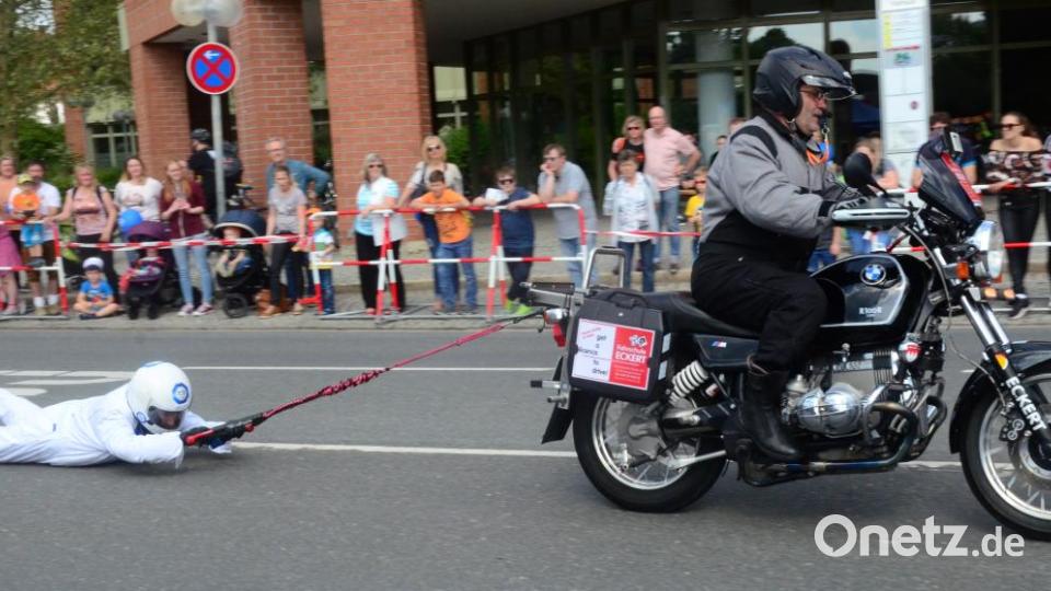Stunt-Fahrer Matthäus Eckert schleift seine Partnerin über den Asphalt. Bild: Kunz