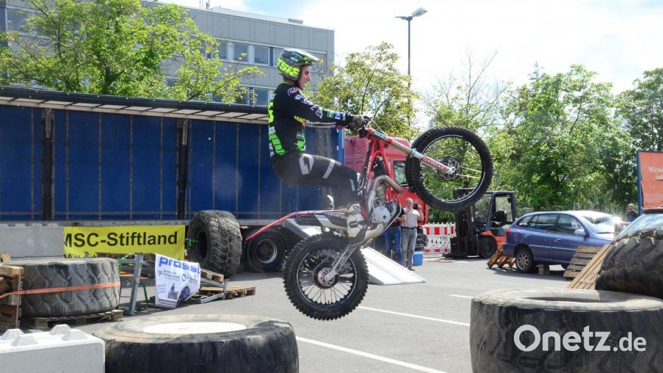 Stündlich nahmen die Motorrad-Trial-Fahrer Hindernisse. Bild: Kunz