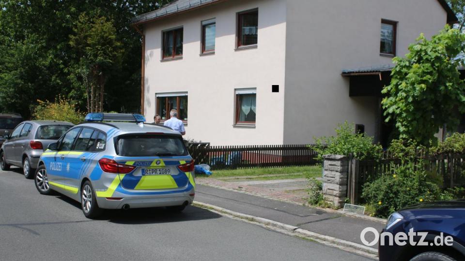 In diesem Haus in Grafenwöhr starb am Sonntagvormittag ein 57-Jähriger wohl an den Folgen einer Messerattacke. Bild: sne