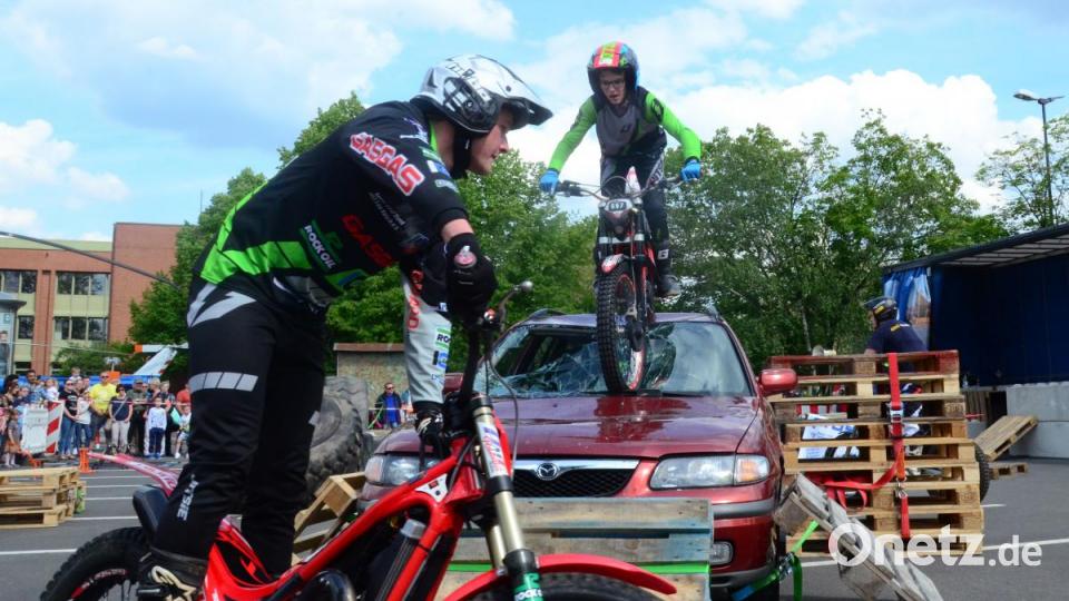 Stündlich nahmen die Motorrad-Trial-Fahrer Hindernisse. Bild: Kunz