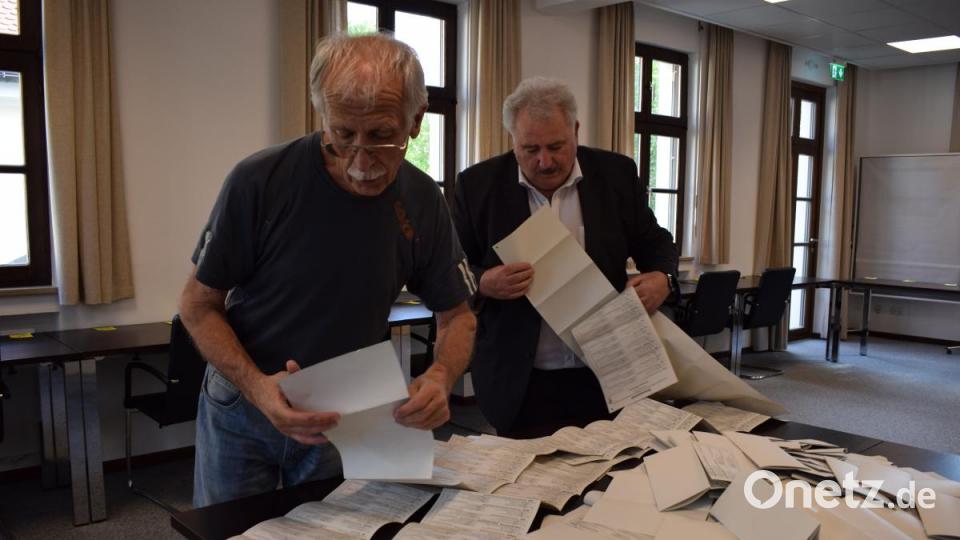 Die Auszählung der Wahlergebnisse der Europa-Wahl 2019 im Landratsamt in Tirschenreuth. Bild: szl
