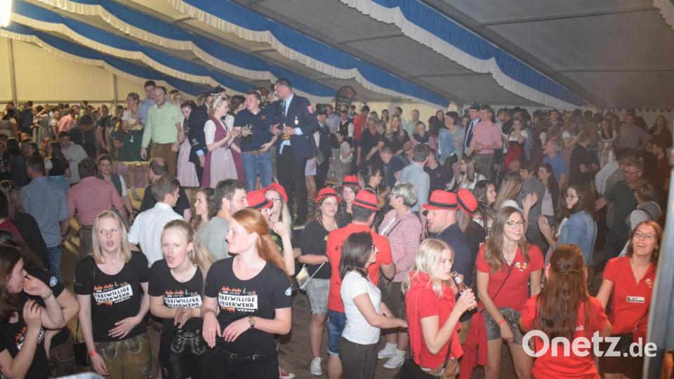 Das ganze Festzelt brodelte Die Gäste feierten eine Megaparty. Bild: bnr