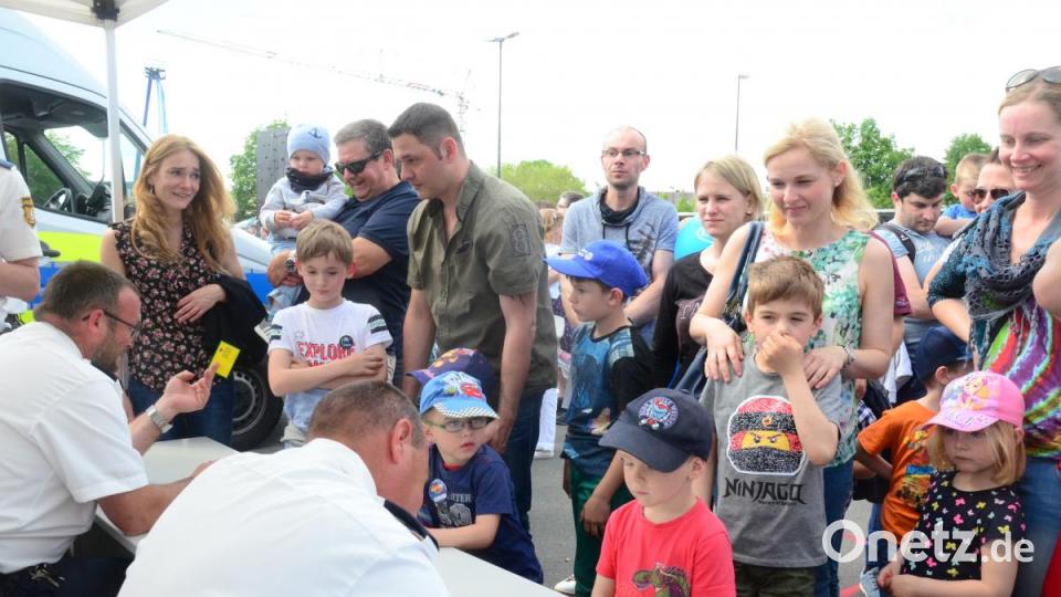 Anstehen bei der Kinderwacht Amberg nach einem Polizeiausweis. Bild: Kunz