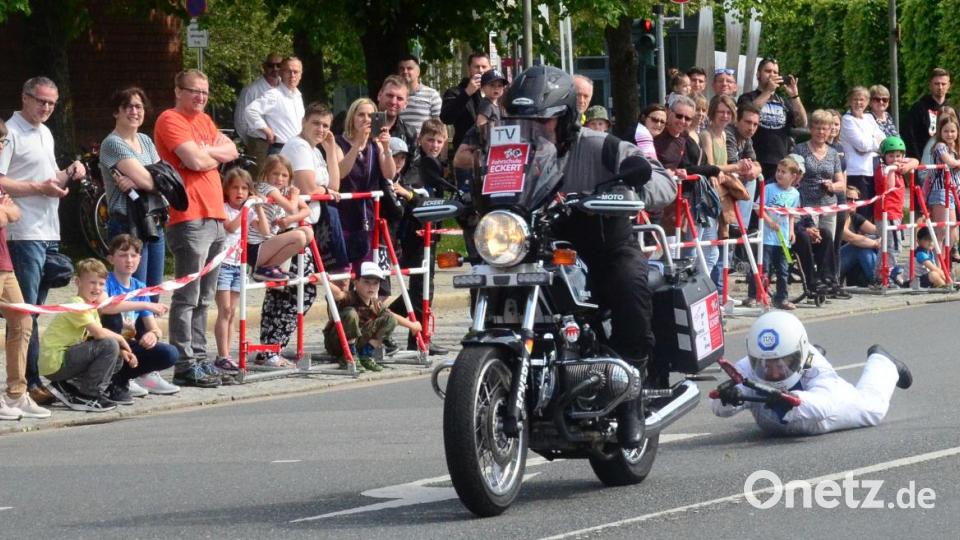 Stunt-Fahrer Matthäus Eckert schleift seine Partnerin über den Asphalt. Bild: Kunz
