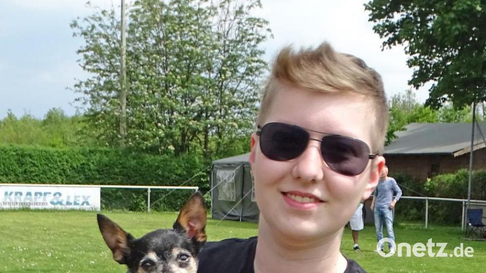 Ein Novum seiner Rasse: Ein Chiwawa, der nahezu nicht bellt, im Bild ein Rehpinscher-Mix mit Frauchen Bea Temesvari. Bild: Dobmeier