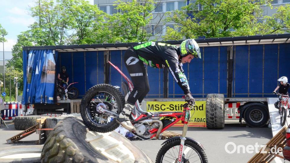Stündlich nahmen die Motorrad-Trial-Fahrer Hindernisse. Bild: Kunz