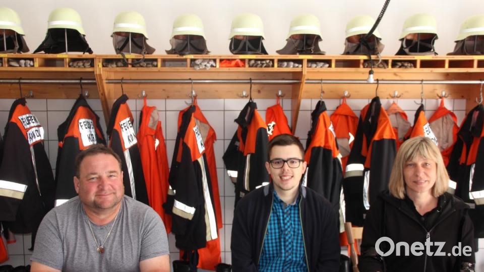Wahlleiter Elmar Brandl (links) und sein Team warteten im Feuerwehrgerätehaus in Kondrau auf die Wähler. Bild: kro