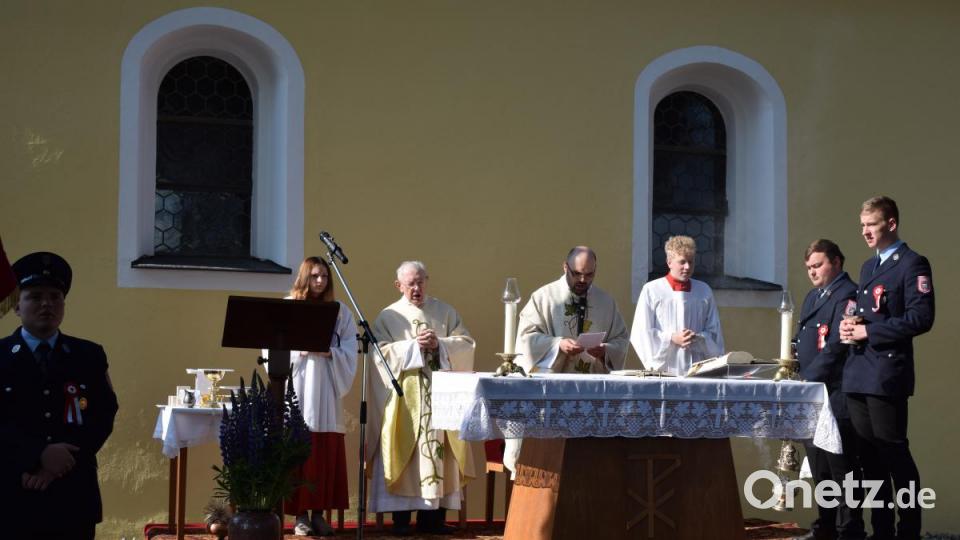 Bischöflich Geistlicher Rat Michael Reitinger und Pfarrer Hans Spitzhirn feierten einen beeindruckenden Festgottesdienst. Bild: bnr