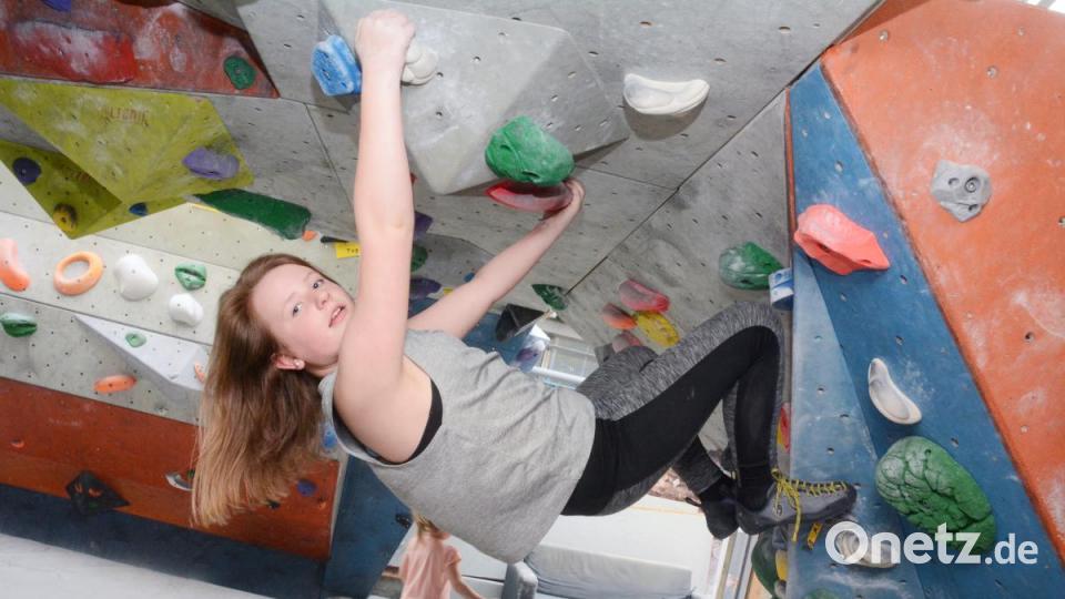 Nicht nur was für Jungs: Die Teilnehmer am Boulderworkshop des JUZ Weiden und des Vereins &quot;Das magische Projekt&quot; sind eine bunt gemischte Gruppe. Jeder ist willkommen. Bild: Gabi Schönberger