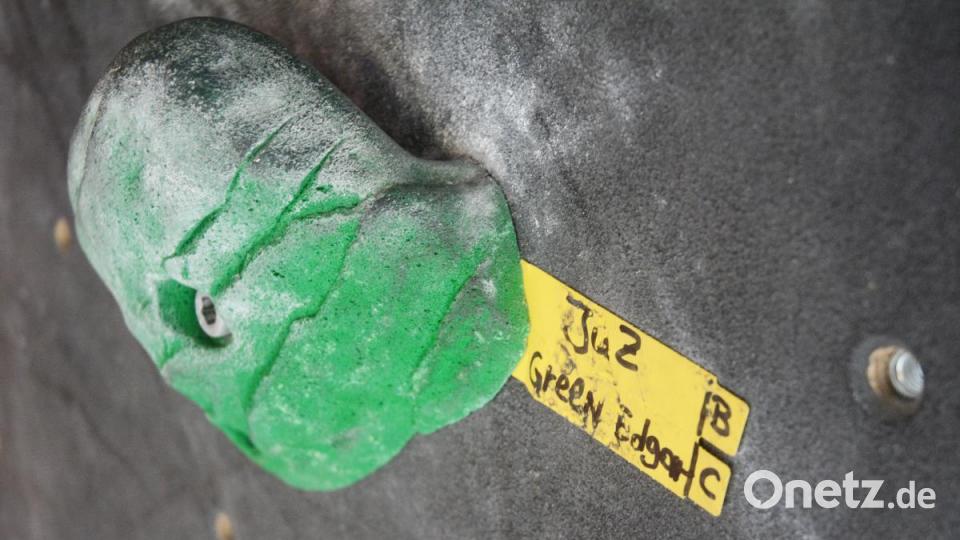 Sogar einen eigenen Pfad haben die Jugendlichen des Juz bereits in der Boulderhalle gebaut. Die Buchstaben am Rand stehen für den Schwierigkeitsgrad. Der reicht von A bis F. Bild: Gabi Schönberger