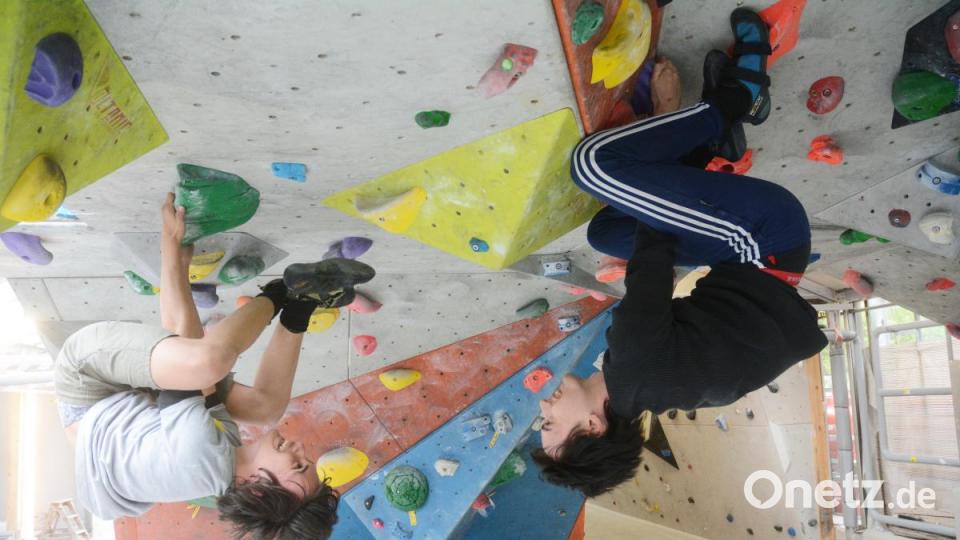 Manche Jugendliche kommen bereits seit fast zwei Jahren zum Boulderworkshop des Weidener Jugendzentrums und des Vereins &quot;Das magische Projekt&quot;. Hier können sie sich austoben und ihr Selbstbewusstsein stärken. Bild: Gabi Schönberger