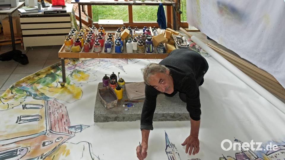 Erwin Otte arbeitet in seinem Atelier am Deckengemälde für den Sitzungssaal. Bild: tr
