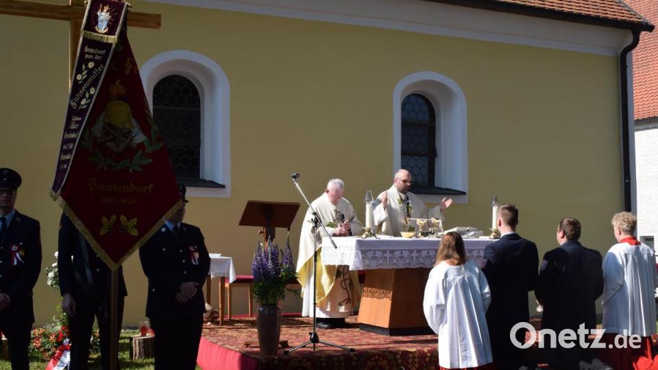 Bischöflich Geistlicher Rat Michael Reitinger und Pfarrer Hans Spitzhirn zelebrierten den Festgottesdienst. Bild: bnr