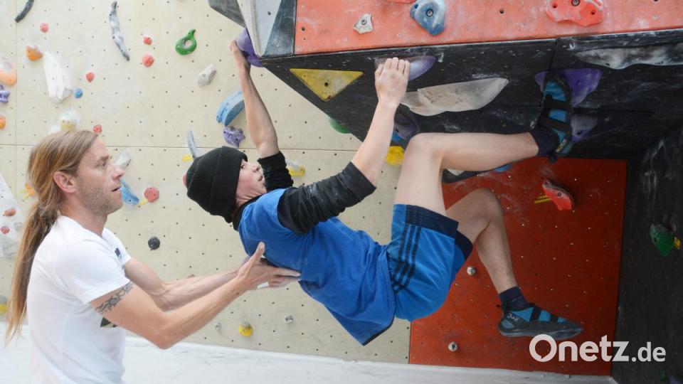 Nico Erhardt vom Juz Weiden hilft Alex Riedl beim Bouldern. Als &quot;Spotter&quot; achtet er unter anderem darauf, dass Alex nicht auf den Rücken fällt Bild: Gabi Schönberger