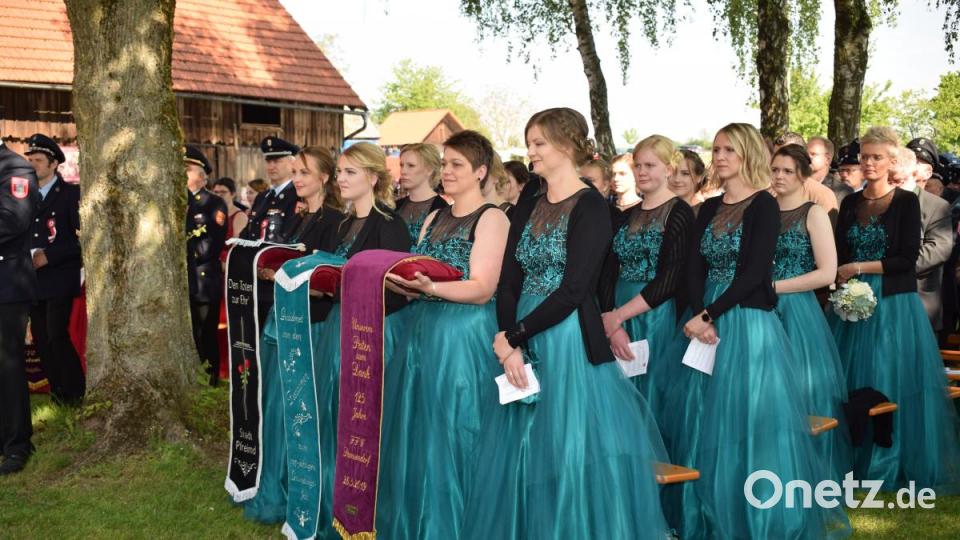 Die Festdamen trugen die Erinnerungsbänder zur Weihe zum Altar. Bild: bnr