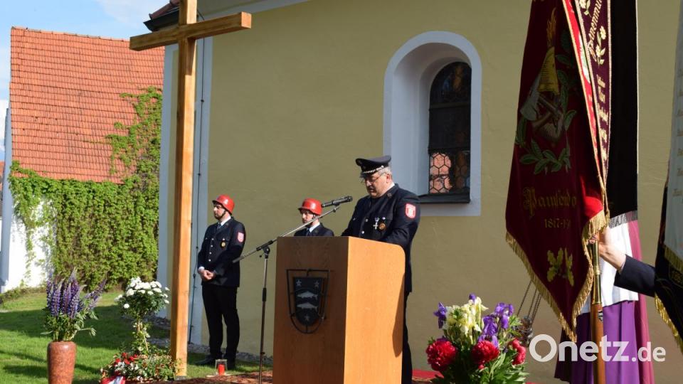 Vorsitzender Hans Zeitler erinnerte an die Verstorbenen der Feuerwehr und legte am Mahnmal Blumen nieder. Bild: bnr