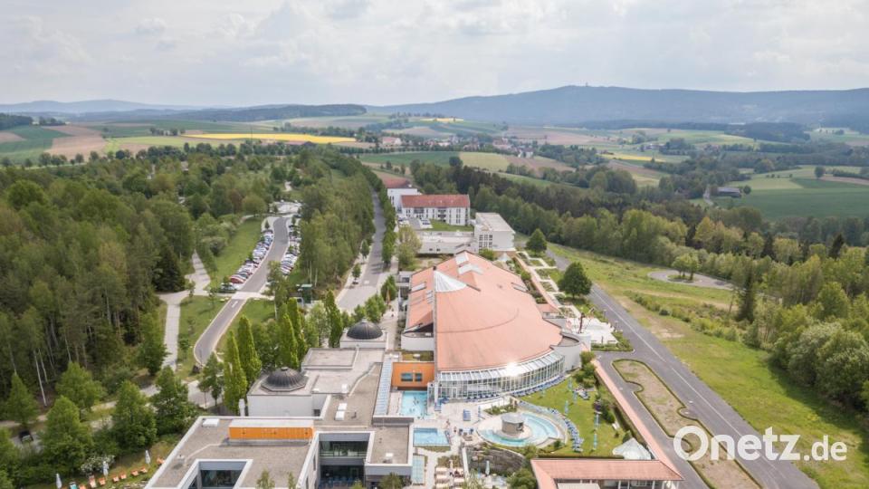 Das Sibyllenbad mit der medizinischen Abteilung, dem orientalischen Badetempel, der Badelandschaft und Wellnesslandschaft lockt im Schnitt täglich rund 850 Besucher an. Im Hintergrund ist Neualbenreuth zu sehen. Bild: dtr