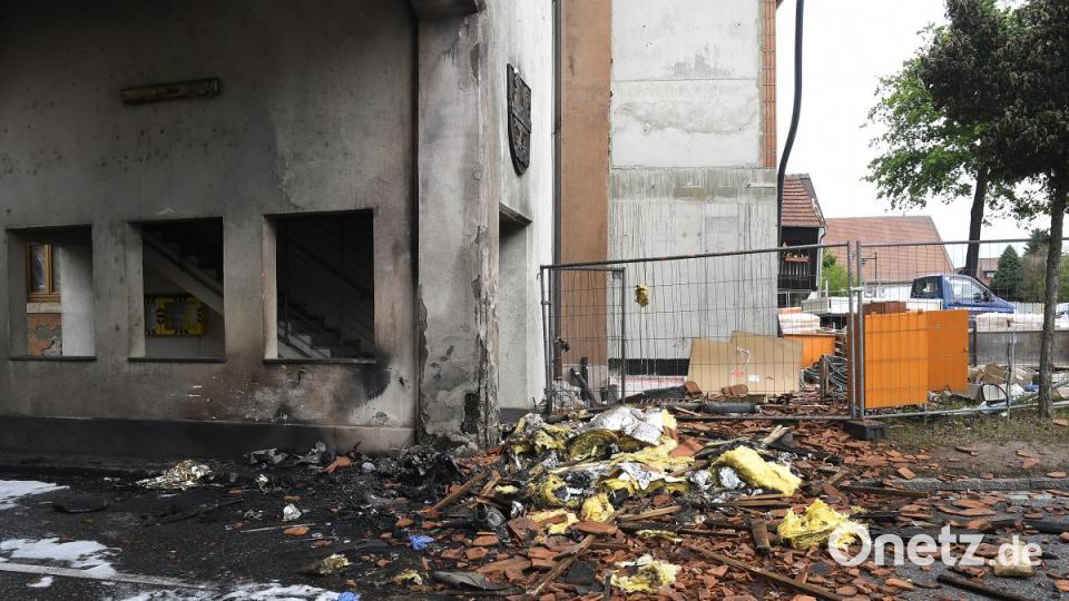 Ein Mann ist in Hahnbach in seinem Auto verbrannt. Er war mit seinem Wagen gegen das Obere Tor gestoßen, das Auto ging sofort in Flammen auf. Weil das Gebäude beschädigt wurde, ist die B14 derzeit gesperrt. Bild: Petra Hartl