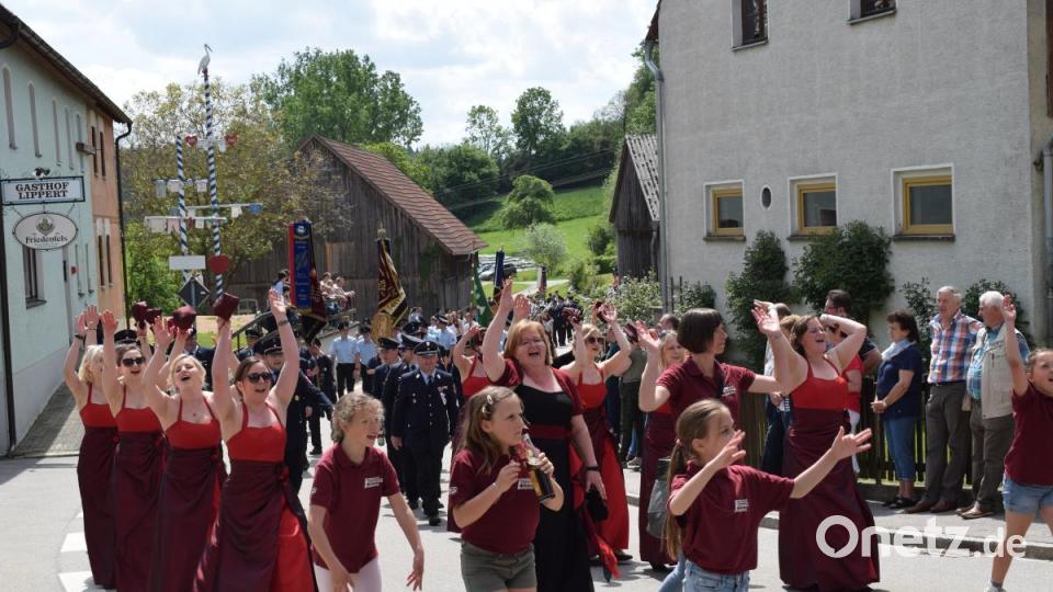 Die Festdamen aus Nabburg waren gut drauf. Bild: bnr