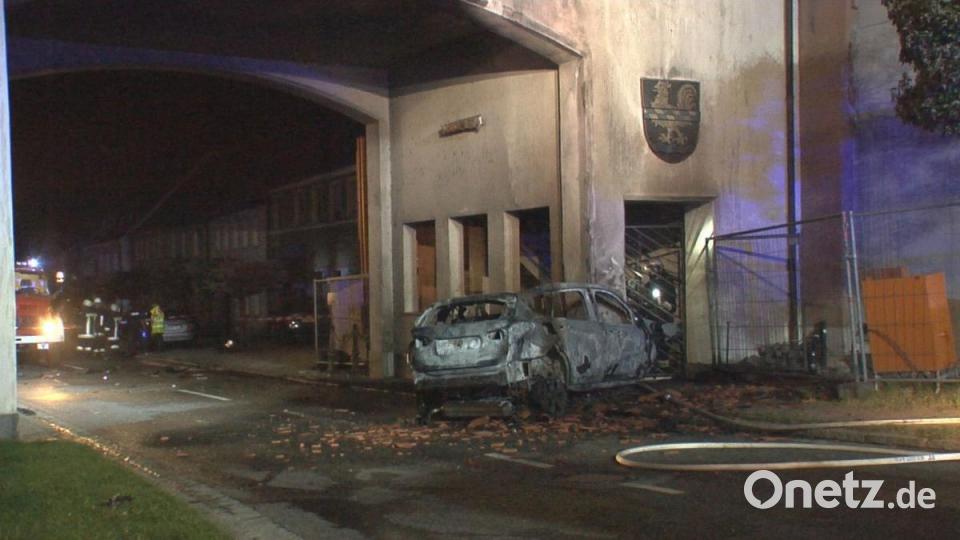 Das Auto prallte gegen die rechte Seite des Amberger Tores. Bild: Alfred Brönner/OTV