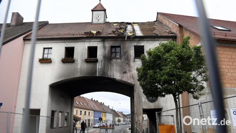 Ein Mann ist in Hahnbach in seinem Auto verbrannt. Er war mit seinem Wagen gegen das Obere Tor gestoßen, das Auto ging sofort in Flammen auf. Weil das Gebäude beschädigt wurde, ist die B14 derzeit gesperrt. Bild: Petra Hartl