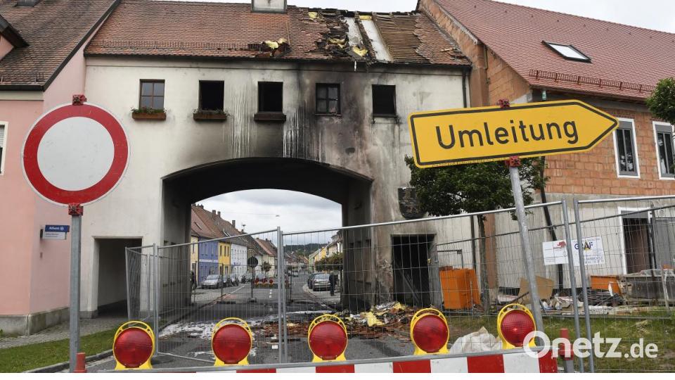 Ein Mann ist in Hahnbach in seinem Auto verbrannt. Er war mit seinem Wagen gegen das Obere Tor gestoßen, das Auto ging sofort in Flammen auf. Weil das Gebäude beschädigt wurde, ist die B14 derzeit gesperrt. Bild: Petra Hartl