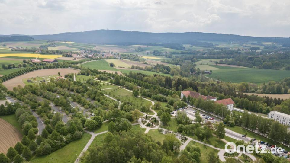 Der Kurpark wurde in den vergangenen Jahren neu gestaltet. Unter anderem gibt es die Themengärten: Rosengarten, Bauerngarten und Kräutergarten. Bild: dtr