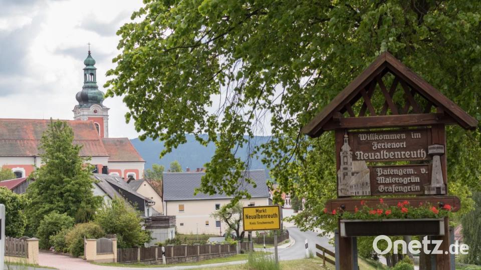 Falls der Ort den Heilbäder-Status erhält, könnte bald auf den Schildern Bad Neualbenreuth stehen. Bild: dtr