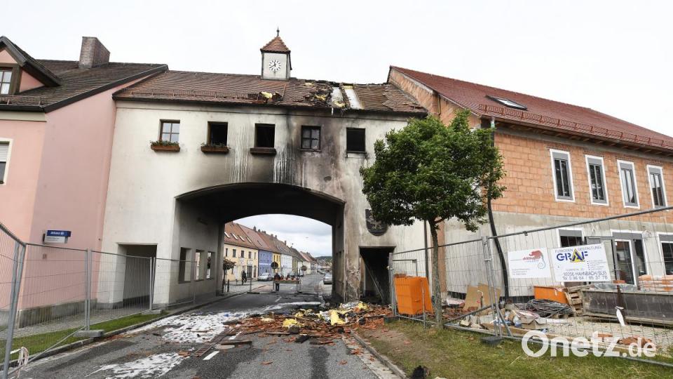 Ein Mann ist in Hahnbach in seinem Auto verbrannt. Er war mit seinem Wagen gegen das Obere Tor gestoßen, das Auto ging sofort in Flammen auf. Weil das Gebäude beschädigt wurde, ist die B14 derzeit gesperrt. Bild: Petra Hartl