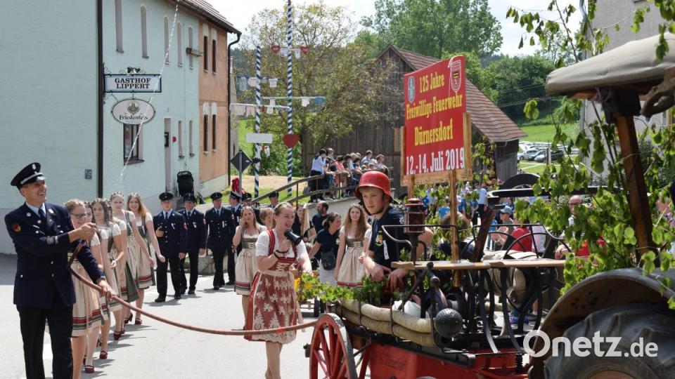 Für Abkühlung sorgte Feuerwehr aus Dürnersdorf. Bild: bnr