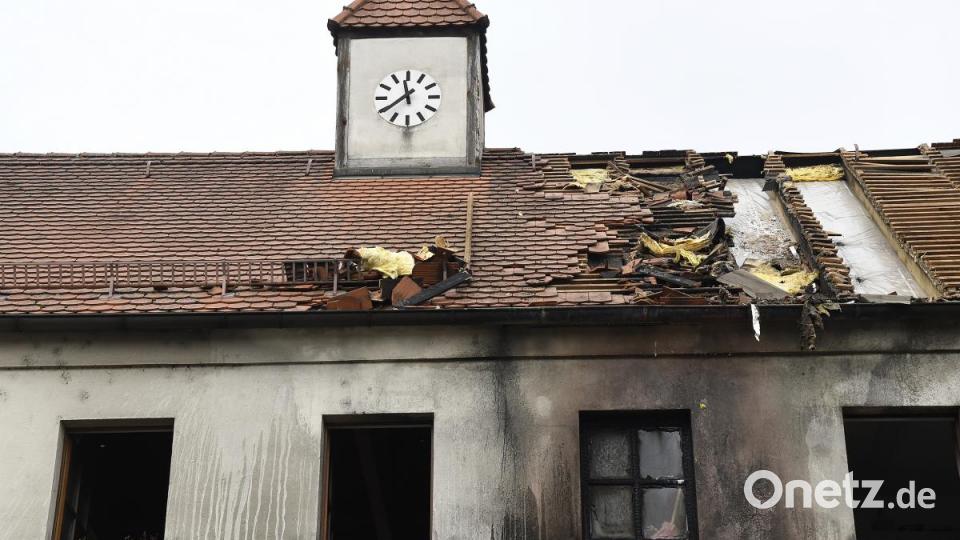 Ein Mann ist in Hahnbach in seinem Auto verbrannt. Er war mit seinem Wagen gegen das Obere Tor gestoßen, das Auto ging sofort in Flammen auf. Weil das Gebäude beschädigt wurde, ist die B14 derzeit gesperrt. Bild: Petra Hartl