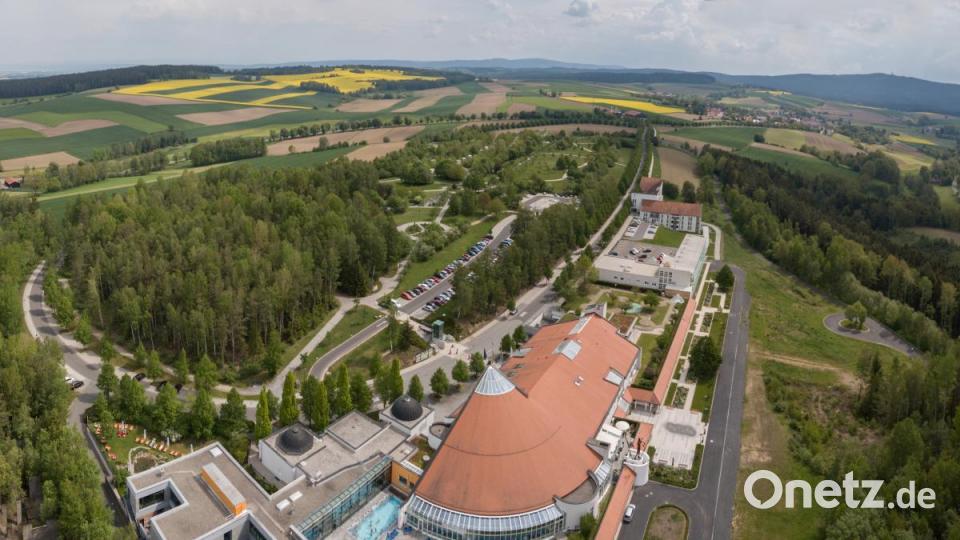 Das Sibyllenbad (vorne) und der Kurpark (Mitte, neben dem Parkplatz) stehen im Mittelpunkt der Bewerbung um den Heilbäder-Status. Hinter dem Kurmittelhaus folgen das Kurhotel Pyramide und das Appartement-Hotel. Beide sind über einen Bademantelgang direkt mit dem Kurmittelhaus verbunden.Im Hintergrund (rechts) ist Neualbenreuth zu sehen. Bild: dtr