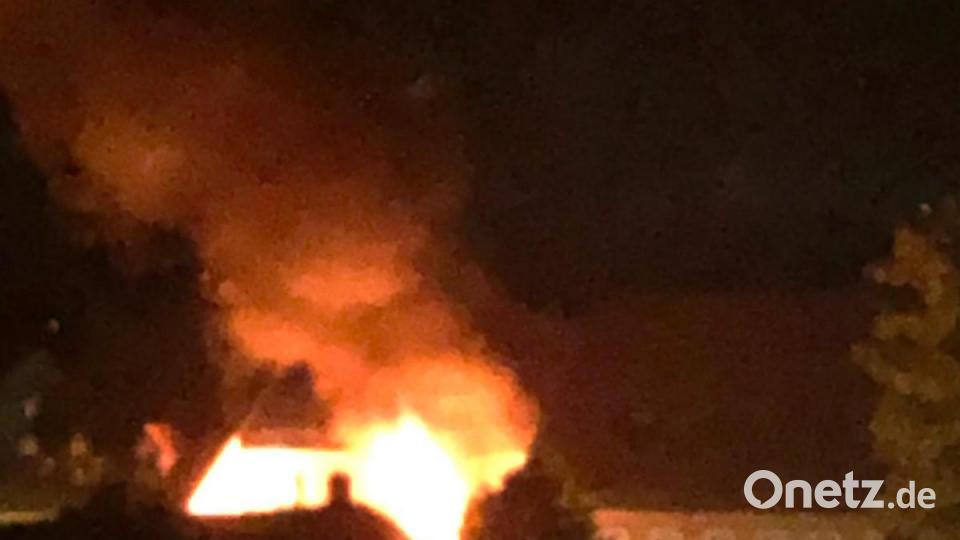 Ein Auto prallt am Montagabend gegen das Obere Tor in Hahnbach und geht in Flammen auf. Auch das Gebäude fängt Feuer. Bild: exb