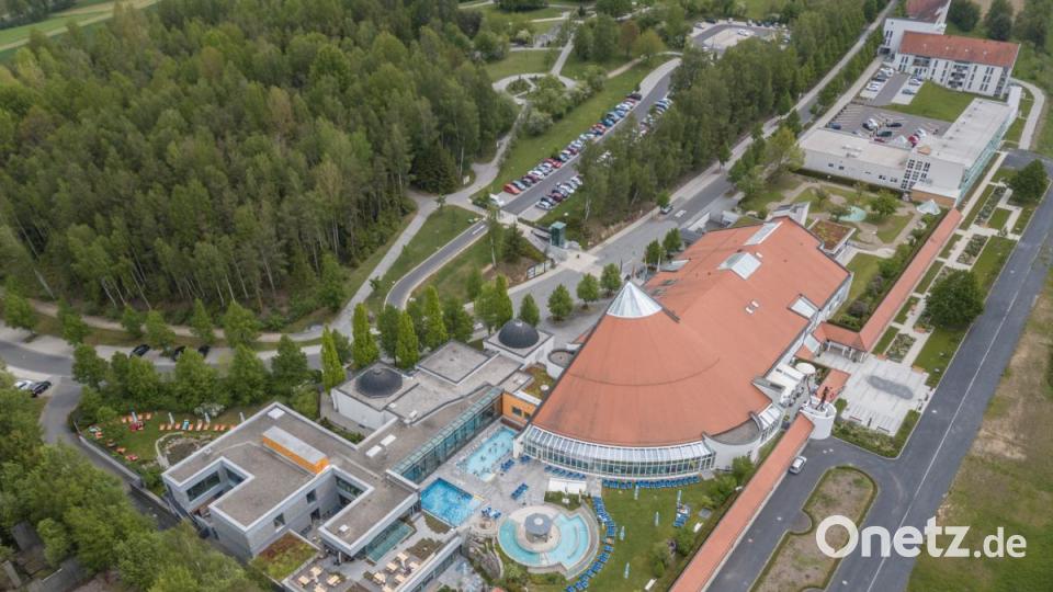 Das Sibyllenbad (Mitte) lockt im Schnitt täglich rund 850 Besucher an. Dahinter folgen das Kurhotel Pyramide und das Appartement-Hotel Sibyllenbad. Beide sind über einen Bademantelgang direkt mit dem Kurmittelhaus verbunden. Bild: dtr