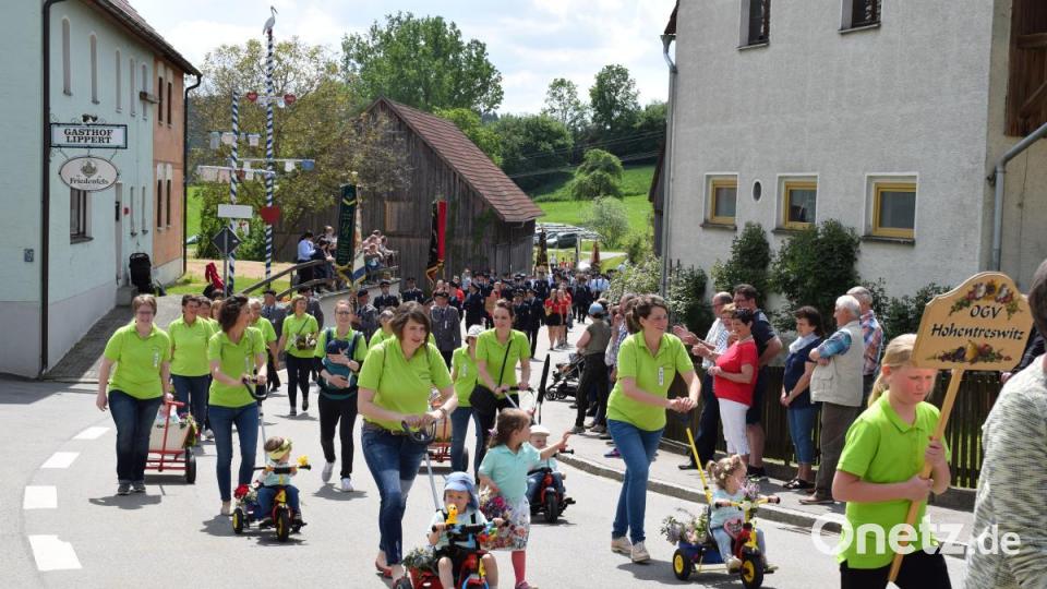 Einen Farbtupfer setzte der Obst- und Gartenbauverein. Auch als Helferinnen standen sie ihre Frau. Bild: bnr